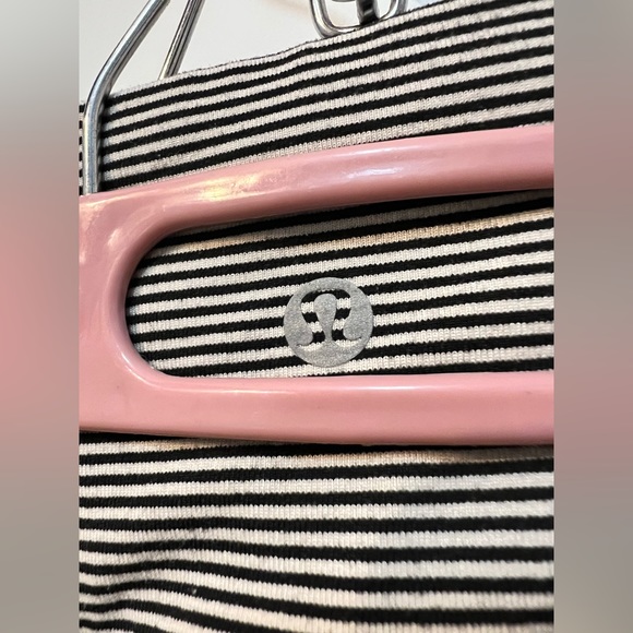 BUNDLE ALERT! 2xLululemon Size 6 crop leggings - Picture 6 of 16